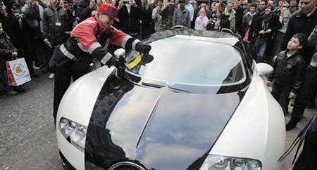 Bugatti Veyron gets parking ticket